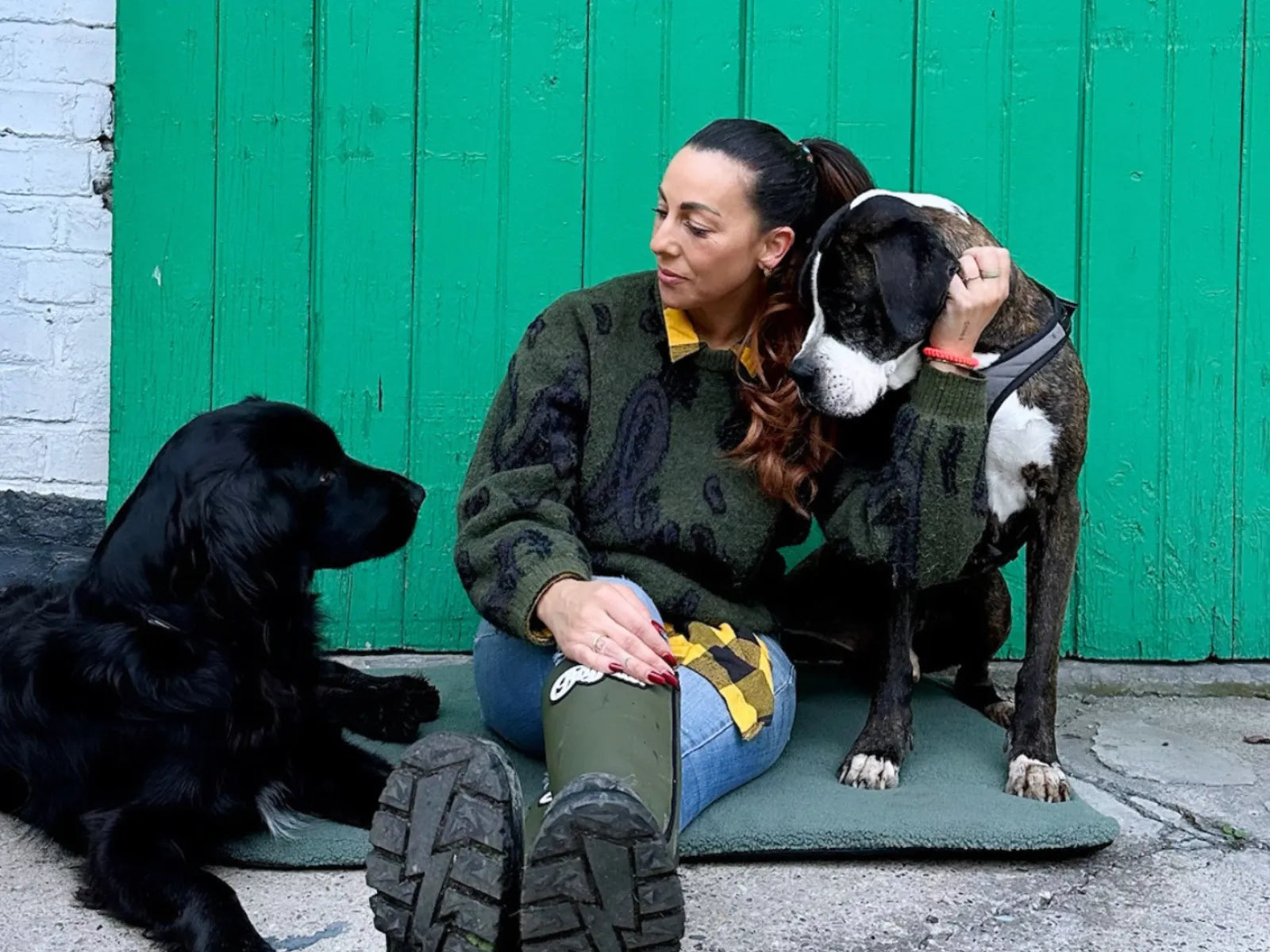 Martin Rütter Hundetrainerin auf Manuly Matte und 2 Hunden